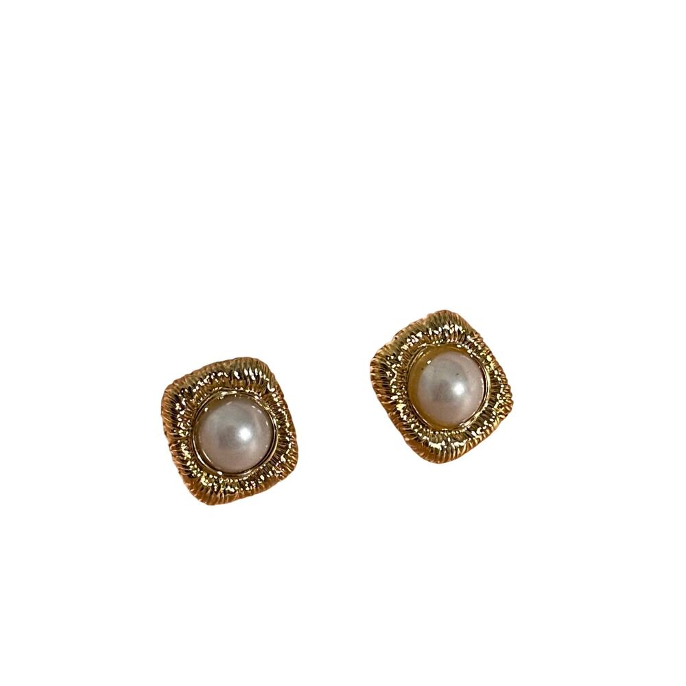 Gold Earrings with Pearl
